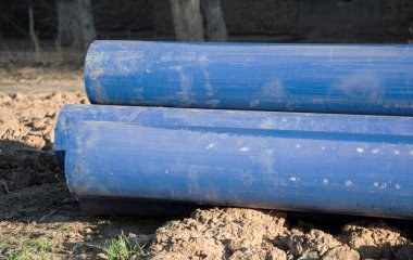 Plastik su borusu yerde yatıyor.