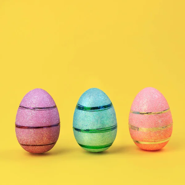 Sarı arka planda Paskalya yumurtası. Minimum Paskalya kavramı. Mutlu.