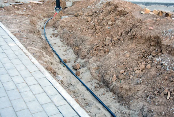 Yeraltı elektrik kablolarını yerleştirmek için plastik boru..