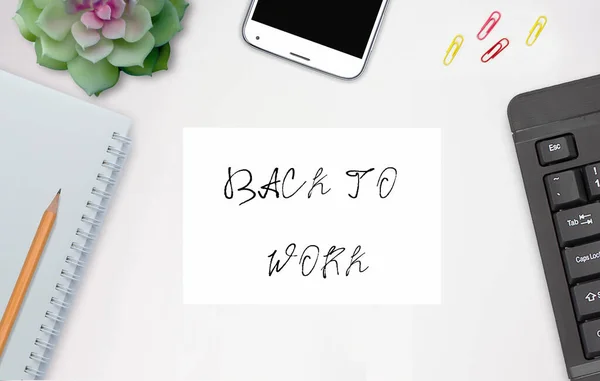 Üzerinde kağıt olan bir masaüstü ve 