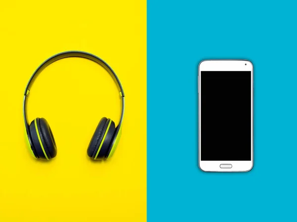 Akıllı telefon ve kablosuz kulaklıklar. Düz yatış, üst görünüm