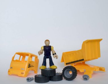 Parçalanmış bir çöp kamyonu olan bir araba servisi çalışanı.