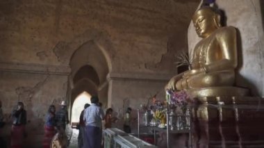 Bagan Dhammayangyi dev piramit tapınağı Burma Myanmar Buddha heykeli insanları
