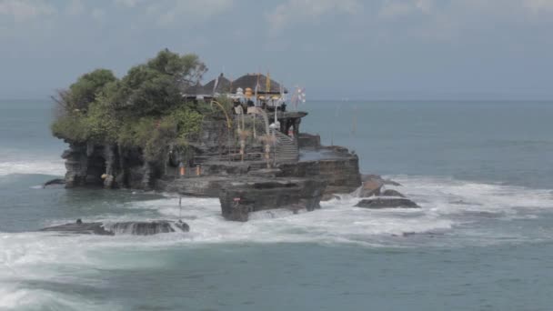 Bali Indonesia Tanah Lot Templo Océano Olas Estrellándose Contra Roca — Vídeo de stock