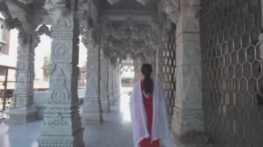 Swaminarayan mandir hindu tapınağı delhi hindistanı kadını takip et