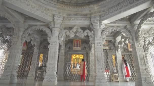 Baps Shree Swaminarayan Mandir Hindu Temple Delhi India Praying Activity — Stock Video