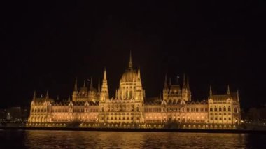 Budapeşte Macar parlamentosu binası gece hiperaktifliği