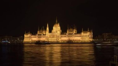 Budapeşte Macar parlamentosu binası gece yarıda kaldı