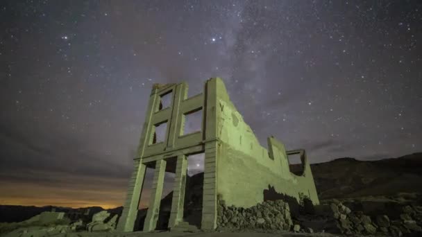 Rhyolite Ghost Town Abandonado Edificio Vía Láctea Estrellado Noche Lapso — Vídeo de stock