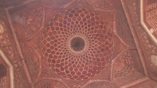 Taj Mahal清真寺被切割的油漆天花板装饰 — 图库视频影像