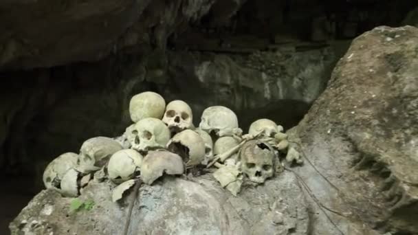 Tana Toraja Indonesia Londa Graves Cave Funeral Urial Site Dead — Stock Video