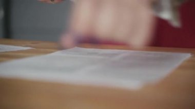 belgelerin imzalanması bir kadının el atış kapatın