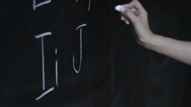 Eğitim kavramı abc alfabe okulu kavramı kavramı konsept okul öğretmeni İngilizce dersinde ABC alfabesi yazıyor ya da kara tahta üzerinde anaokulu 
