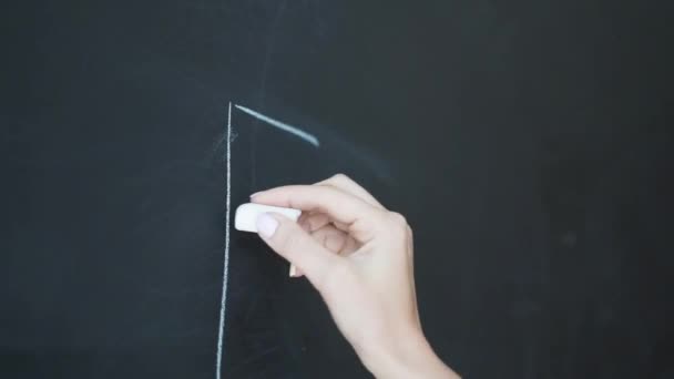 Lehrerin Schreibt Buchstaben Des Alphabets Mit Kreide Auf Tafel Grundschulkonzept — Stockvideo