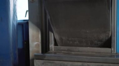 Lastik servisinde araba tekerleği dengeleniyor 