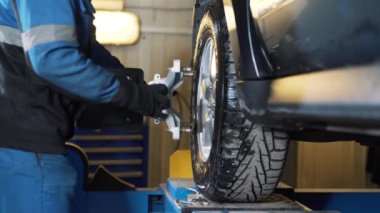 Araç tekerleği bilgisayarlı tekerlek hizalama makinesiyle sabitlendi 
