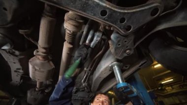 Araç tekerleği bilgisayarlı tekerlek hizalama makinesiyle sabitlendi