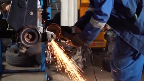 Рабочий Ремонтирует Двигатель Сломанного Автомобиля Сервисном Центре — стоковое видео