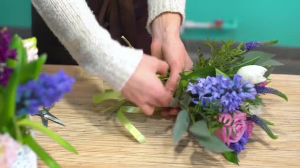 Schöne Blumenhändlerin Mit Blumen Blumenladen — Stockvideo