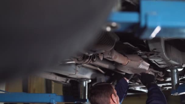 Manutenção Reparo Serviço Carro Conceito Pessoas Homem Mecânico Com Chave — Vídeo de Stock