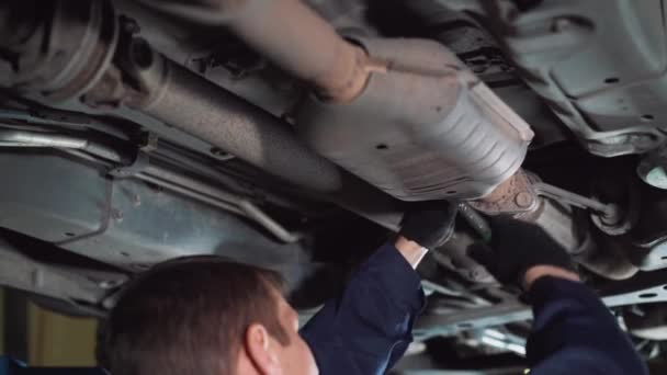 汽车维修保养和人员概念技工 带有扳手和灯 在车间工作 — 图库视频影像