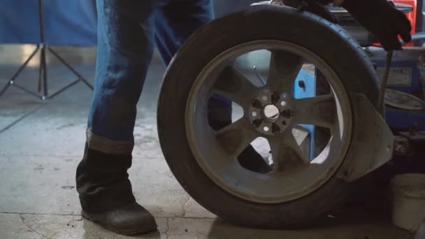 타이어 봉사에서 균형을 자동차 — 비디오