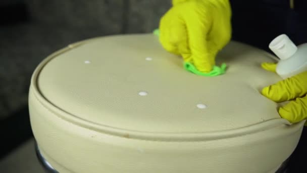 Καθαρισμός Δερμάτινων Επίπλων Άνθρωπος Από Την Εταιρεία Καθαρισμού Λειτουργεί Bug — Αρχείο Βίντεο