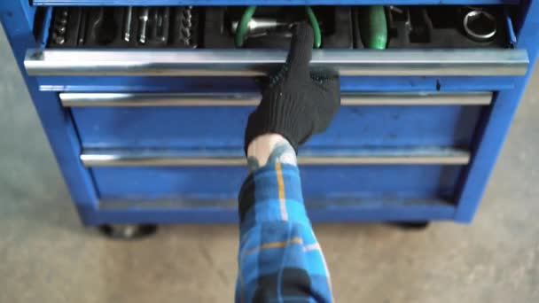 机械车间工具的近照专业汽车技工使用不同的工具从事汽车维修服务 — 图库视频影像
