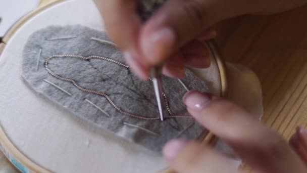 Zbliżenie Strzał Profesjonalny Projektant Biżuterii Podejmowania Ręcznie Broszka Koralikami Studio — Wideo stockowe