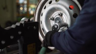 Çelik tekerlek jantlarının yuvarlanması ve hizalanması için araba servisi ve tamir makinesi 