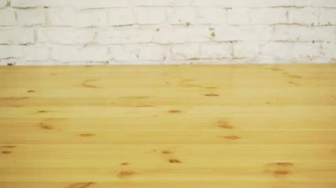 Spor ayakkabılı mutlu kadın dans pistini yıkıyor.