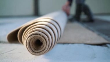 Bir halı yere yükleme