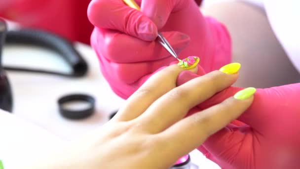 Primer Plano Esteticista Aplicando Esmalte Uñas Uña Femenina Salón Uñas — Vídeos de Stock