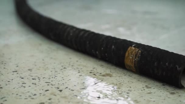 Schmutzwasser Fließt Aus Einem Rohr — Stockvideo