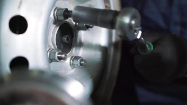 钢轮轮缘滚动和对齐用汽车维修和轮胎机设备 — 图库视频影像
