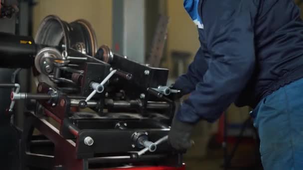 Equipamento Para Serviço Carro Reparação Pneus Máquina Para Rolar Alinhamento — Vídeo de Stock