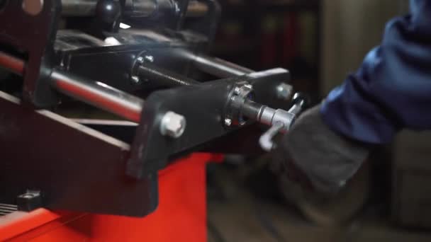 Apparatuur Voor Auto Service Reparatie Band Machine Voor Het Walsen — Stockvideo