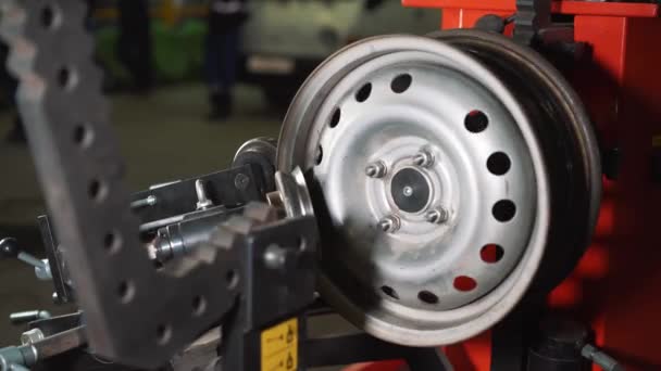 車用の装置及びスチールホイールリムの圧延及びアラインメント用の修理タイヤ — ストック動画