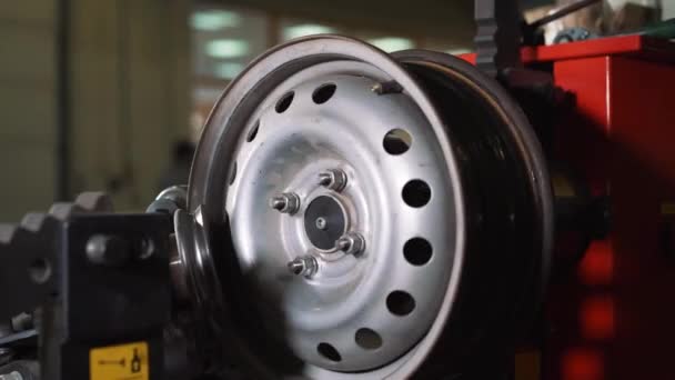 Çelik Tekerlek Jantlarının Yuvarlanması Hizalanması Için Araba Servisi Tamir Makinesi — Stok video