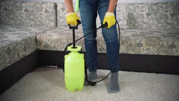 Verter Detergente Cubo Para Limpiar Habitación — Vídeos de Stock