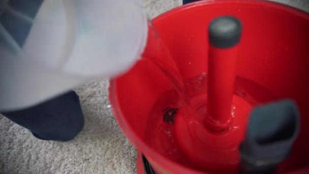 Preparazione Delle Attrezzature Pulizia Versare Liquido Lavaggio Nell Aspirapolvere Lavaggio — Video Stock