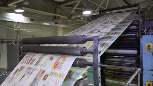 Mencetak Surat Kabar Dalam Tipografi Stok Rekaman Bebas Royalti