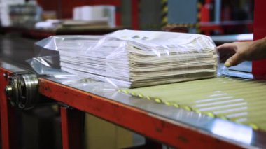 Yakın zamanda basılan gazete dağıtım için paketlenmiş. 