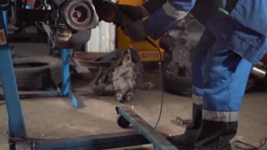 Aracın motorunun tamiri için tamirci motoru tamir etmekle meşgul.