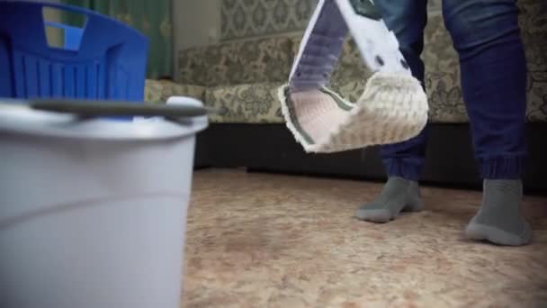 Professionell Golvrengöring Med Mopp Man Från Städföretaget Tvättar Golvet Vardagsrummet — Stockvideo