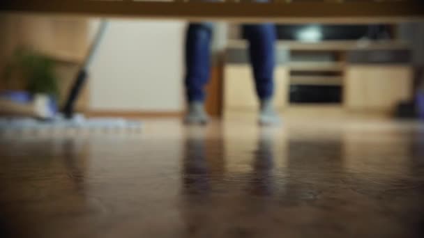 Profesjonalne Sprzątanie Podłogi Mopem Człowiek Firmy Sprzątającej Myje Podłogę Salonie — Wideo stockowe