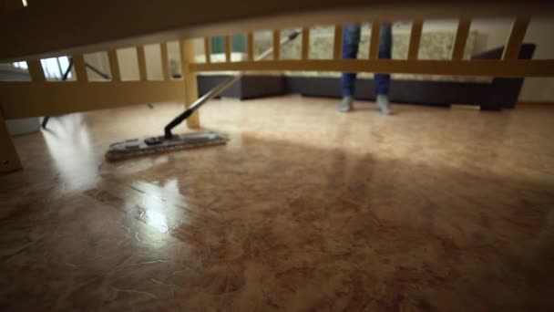 清洁公司的一个人在客厅里用拖把擦地板 — 图库视频影像