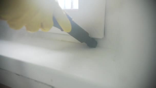 掃除会社の女の子が蒸気洗浄の場所に到達するのは難しい洗浄窓のプロの洗浄 — ストック動画