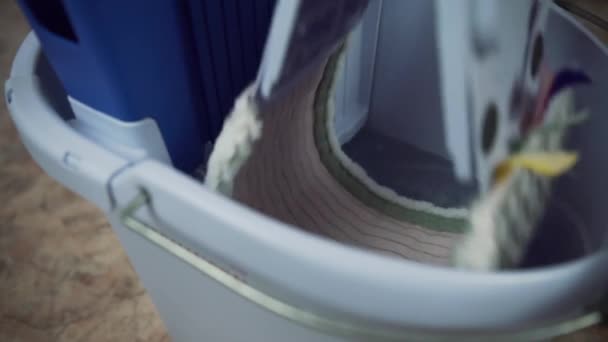 Professionelle Bodenreinigung Mit Einem Wischmopp Ein Mann Von Der Reinigungsfirma — Stockvideo