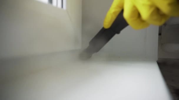 专业洗窗4 清洁公司的女工很难到达洗碗地点 — 图库视频影像